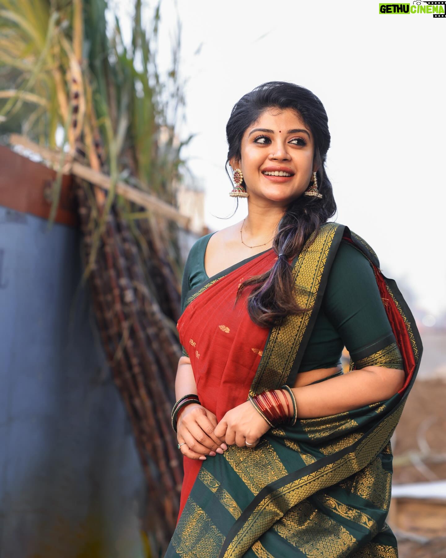 Gayathri Shan Instagram - தமிழனின் பெருமையை தரணிக்கு உணர்த்திட தைத்திருநாள் வந்து கிடைத்தது வரமெனத்தான்... கவலைகள் மறந்திட கதவுகள் திறந்திட தினம்தினம் மகிழுவோம் அனைவரும் இணைந்து விட்டால்... அனைத்து அன்பு உறவுகளுக்கும் தமிழர் திருநாள் நல்வாழ்த்துக்கள்🙏🏼❣️ happy Makar Sankranti! 🎉 📸 @varuun.jpg 🥻 @kaithari_nesavu_sarees 🪮 @shalini_hairartist