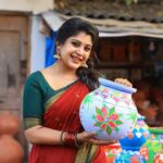 Gayathri Shan Instagram - தமிழனின் பெருமையை தரணிக்கு உணர்த்திட தைத்திருநாள் வந்து கிடைத்தது வரமெனத்தான்... கவலைகள் மறந்திட கதவுகள் திறந்திட தினம்தினம் மகிழுவோம் அனைவரும் இணைந்து விட்டால்... அனைத்து அன்பு உறவுகளுக்கும் தமிழர் திருநாள் நல்வாழ்த்துக்கள்🙏🏼❣️ happy Makar Sankranti! 🎉 📸 @varuun.jpg 🥻 @kaithari_nesavu_sarees 🪮 @shalini_hairartist