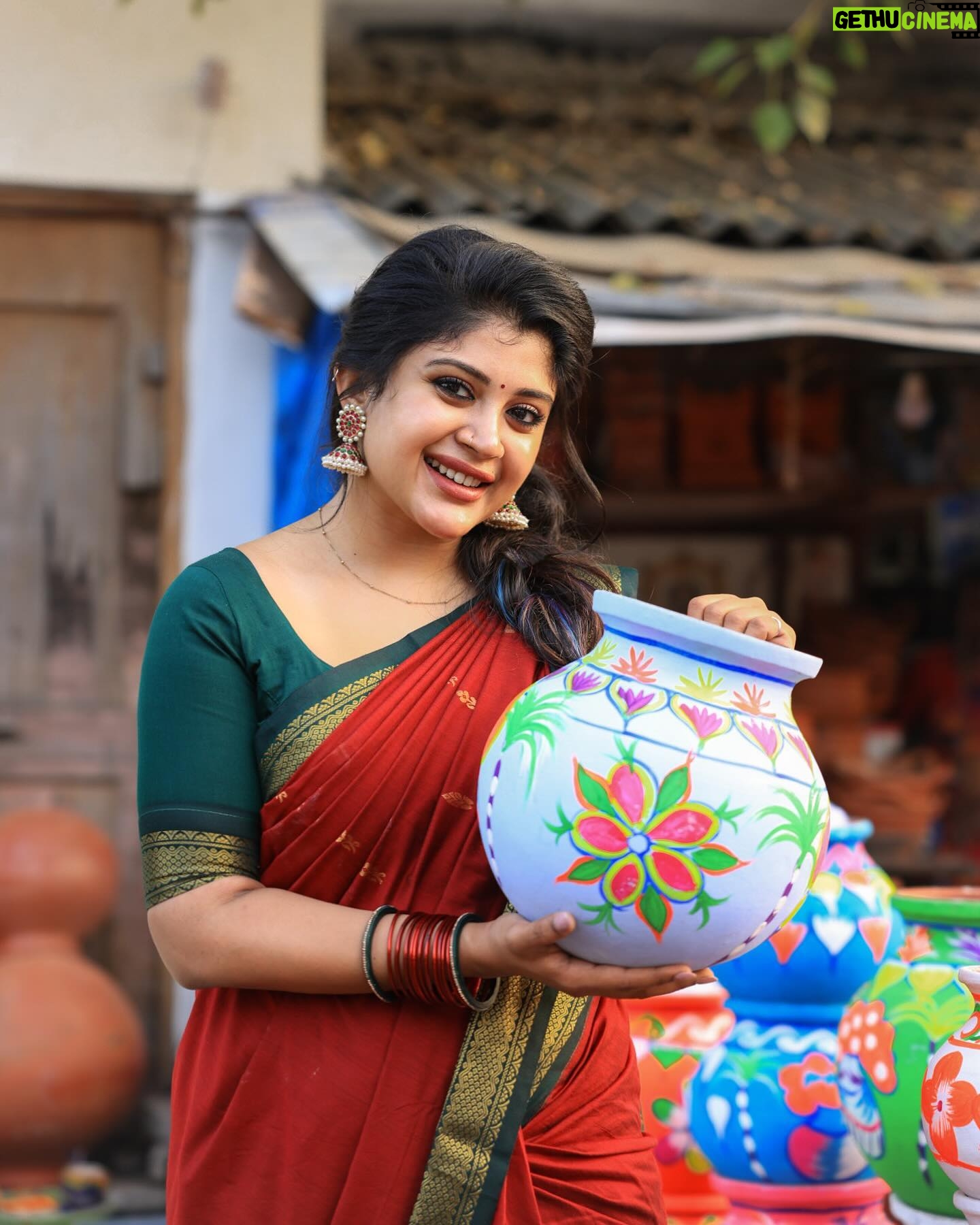 Gayathri Shan Instagram - தமிழனின் பெருமையை தரணிக்கு உணர்த்திட தைத்திருநாள் வந்து கிடைத்தது வரமெனத்தான்... கவலைகள் மறந்திட கதவுகள் திறந்திட தினம்தினம் மகிழுவோம் அனைவரும் இணைந்து விட்டால்... அனைத்து அன்பு உறவுகளுக்கும் தமிழர் திருநாள் நல்வாழ்த்துக்கள்🙏🏼❣️ happy Makar Sankranti! 🎉 📸 @varuun.jpg 🥻 @kaithari_nesavu_sarees 🪮 @shalini_hairartist