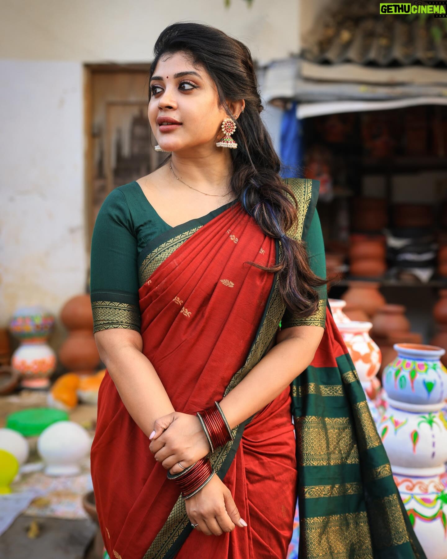 Gayathri Shan Instagram - தமிழனின் பெருமையை தரணிக்கு உணர்த்திட தைத்திருநாள் வந்து கிடைத்தது வரமெனத்தான்... கவலைகள் மறந்திட கதவுகள் திறந்திட தினம்தினம் மகிழுவோம் அனைவரும் இணைந்து விட்டால்... அனைத்து அன்பு உறவுகளுக்கும் தமிழர் திருநாள் நல்வாழ்த்துக்கள்🙏🏼❣️ happy Makar Sankranti! 🎉 📸 @varuun.jpg 🥻 @kaithari_nesavu_sarees 🪮 @shalini_hairartist