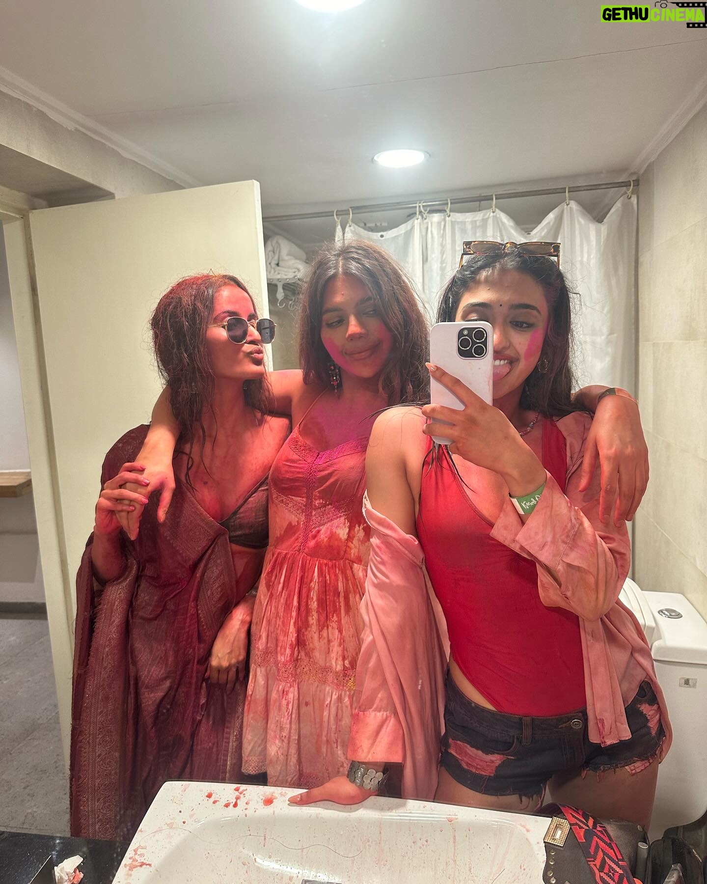 Gayatri Bhardwaj Instagram - Holi haiiiii💃🏽🌺💦