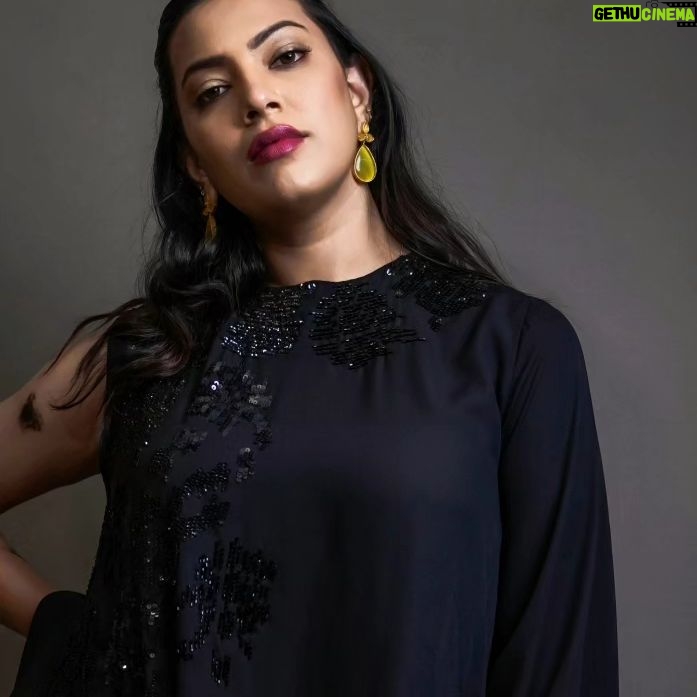 Geetha Madhuri Instagram - In frame @singergeethamadhuri Makeup hair and styling @emraanartistry @hyderabadbeautycentre @galaeyelashesartistry Outfit (top) @chiquehyderabad Outfit (skirt) @queena_designs @krithi_keerthi Photography @csk_cliks