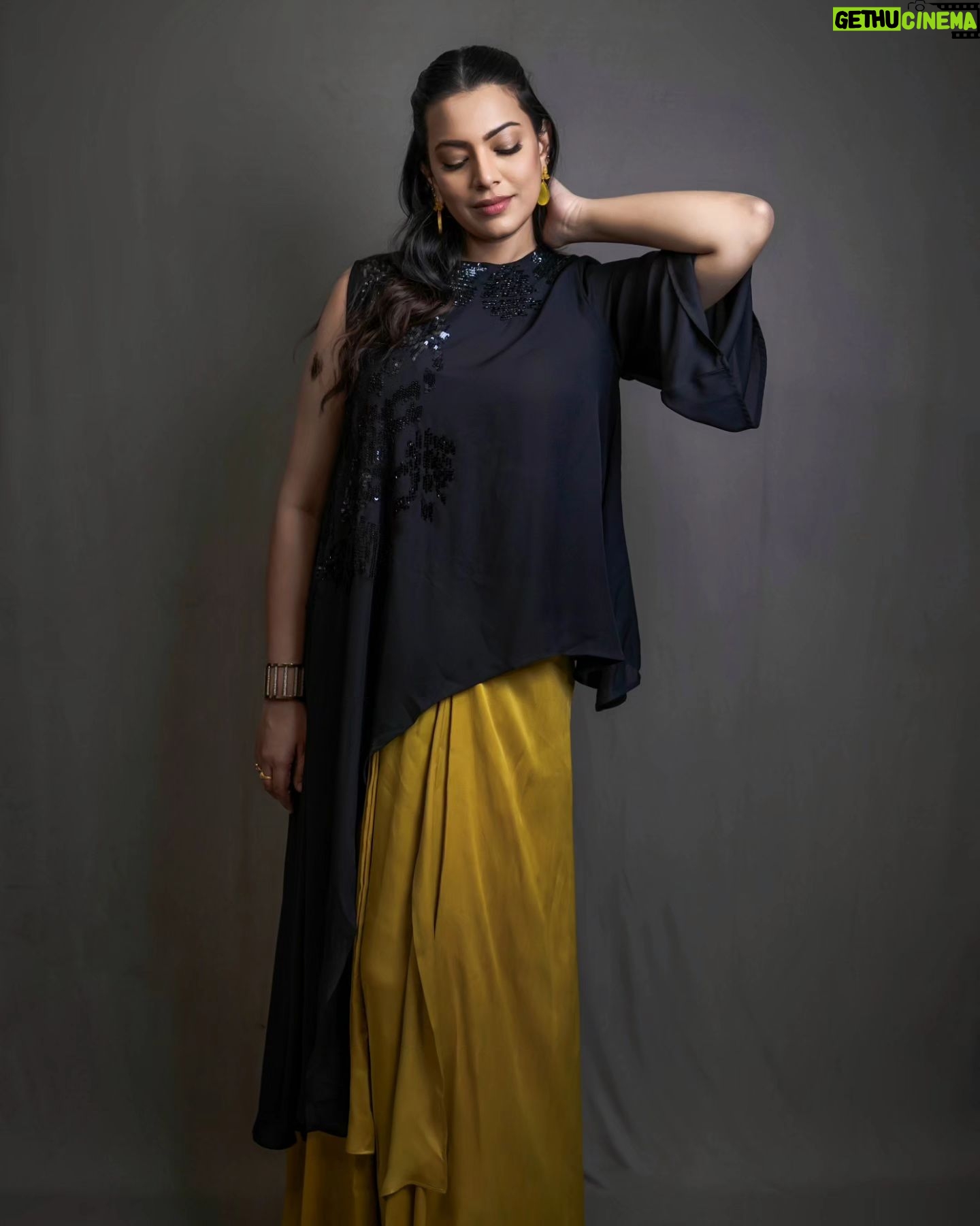 Geetha Madhuri Instagram - In frame @singergeethamadhuri Makeup hair and styling @emraanartistry @hyderabadbeautycentre @galaeyelashesartistry Outfit (top) @chiquehyderabad Outfit (skirt) @queena_designs @krithi_keerthi Photography @csk_cliks