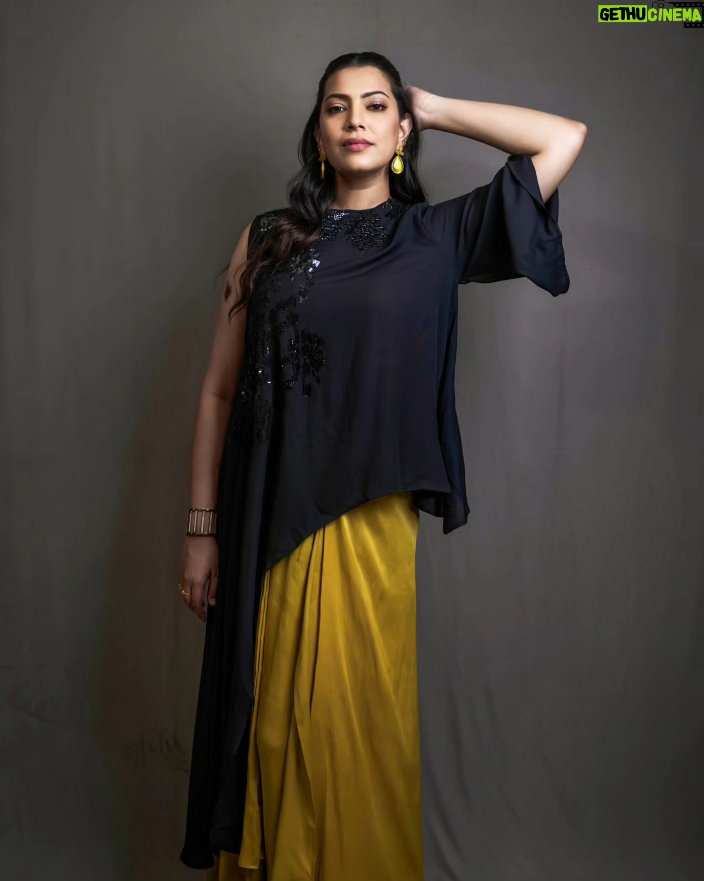 Geetha Madhuri Instagram - In frame @singergeethamadhuri Makeup hair and styling @emraanartistry @hyderabadbeautycentre @galaeyelashesartistry Outfit (top) @chiquehyderabad Outfit (skirt) @queena_designs @krithi_keerthi Photography @csk_cliks