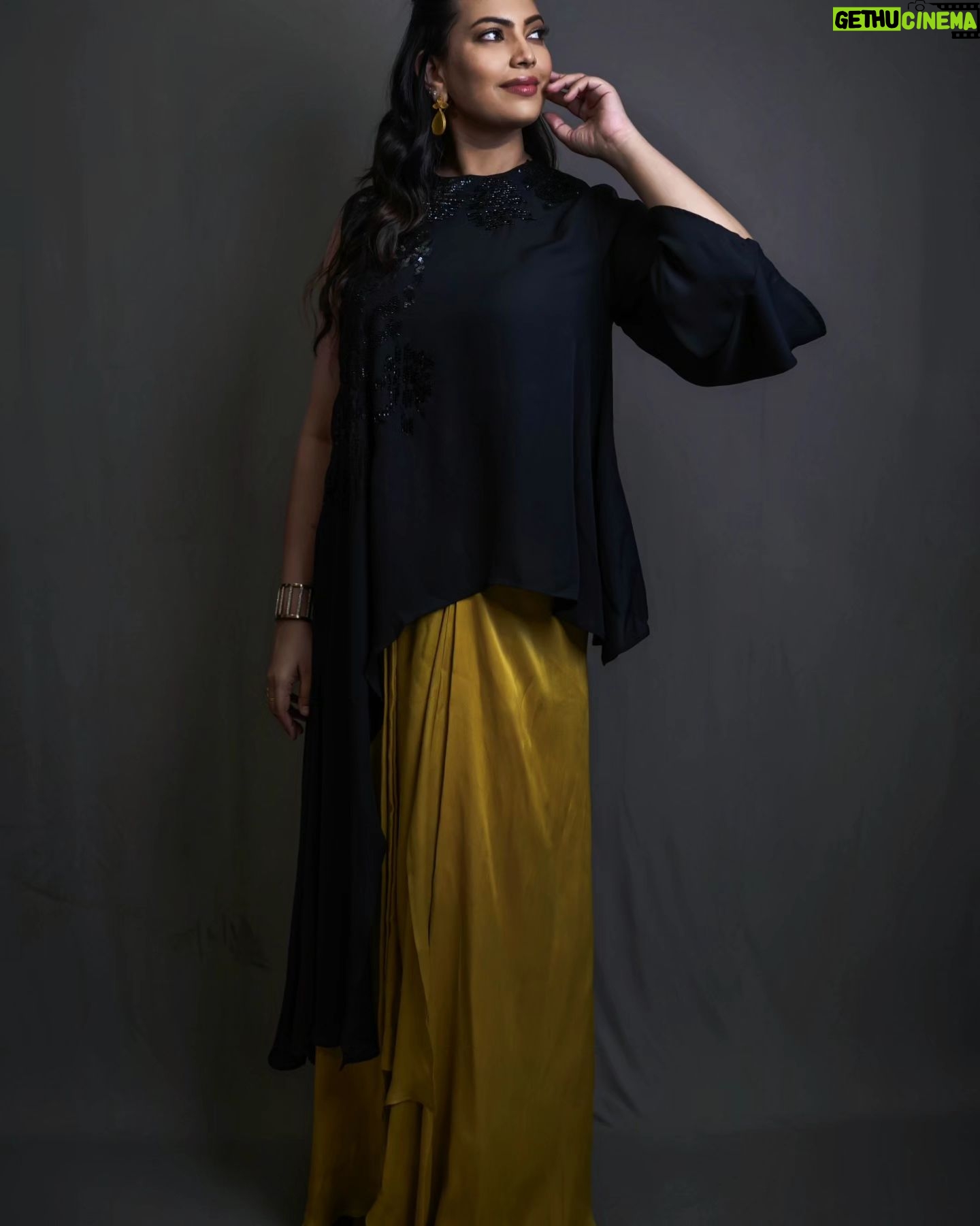 Geetha Madhuri Instagram - In frame @singergeethamadhuri Makeup hair and styling @emraanartistry @hyderabadbeautycentre @galaeyelashesartistry Outfit (top) @chiquehyderabad Outfit (skirt) @queena_designs @krithi_keerthi Photography @csk_cliks