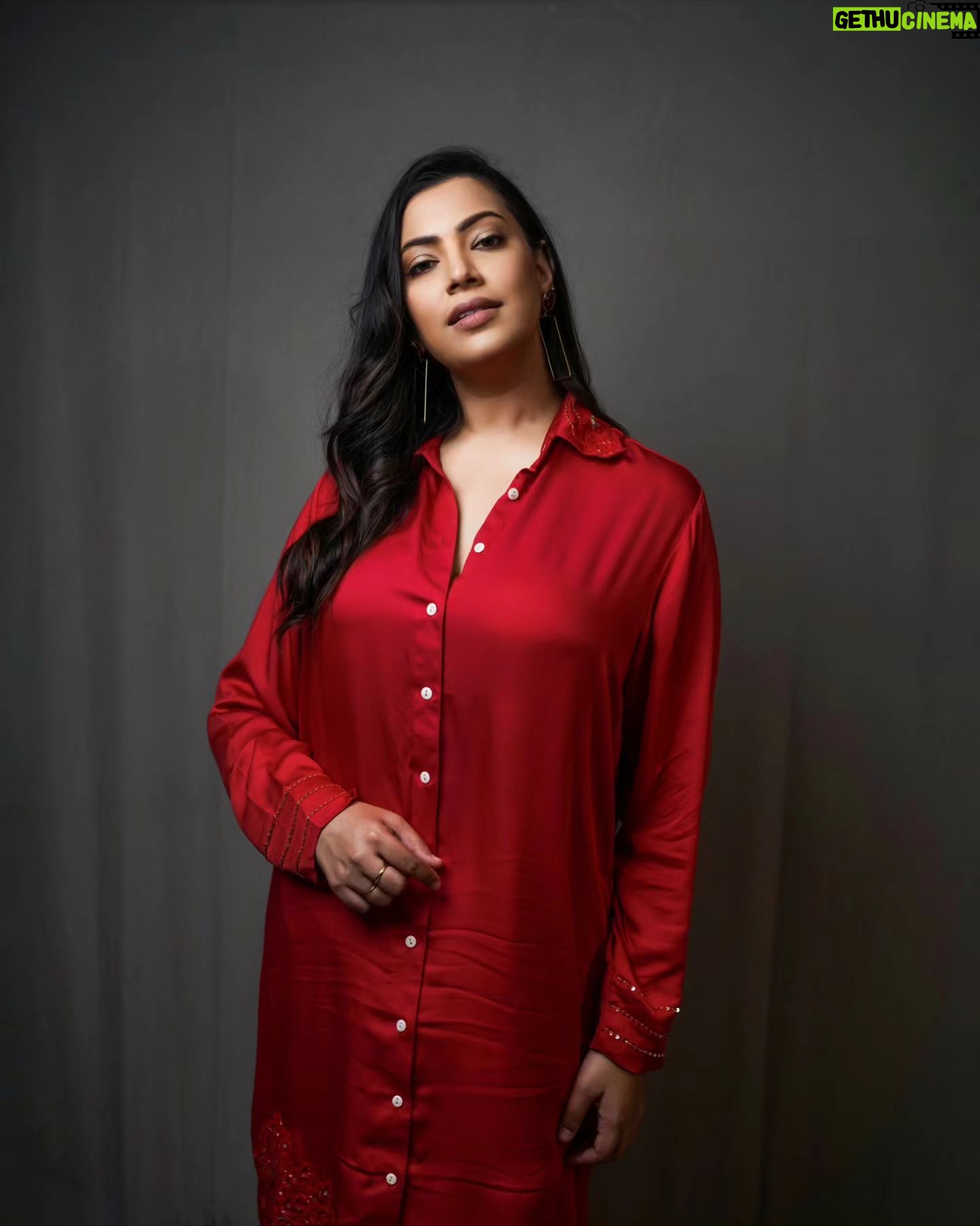 Geetha Madhuri Instagram - In frame @singergeethamadhuri Makeup hair and styling @emraanartistry @hyderabadbeautycentre @galaeyelashesartistry Outfit by @krithi_keerthi @queena_designs Photography @csk_cliks #geethamadhuri #singer #geethamadhurisinger