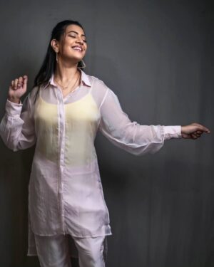 Geetha Madhuri Instagram - In frame @singergeethamadhuri 

Hair makeup & styling me @emraanartistry @hyderabadbeautycentre
@galaeyelashesartistry

Outfit by @krithi_keerthi @queena_designs 

Photography @csk_cliks