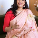 Geetha Madhuri Instagram - Q/A with @singergeethamadhuri 🤩🎙️ #teluguindianidol3 🎤 Telugu Indian Idol Season 3 Coming soon on @ahavideoIN ! 🤗 #TeluguIndianIdolS3 @musicthaman @singergeethamadhuri @karthikmusicexp @fremantleindia #hyderabad @southindiashopping #indianidol #singer