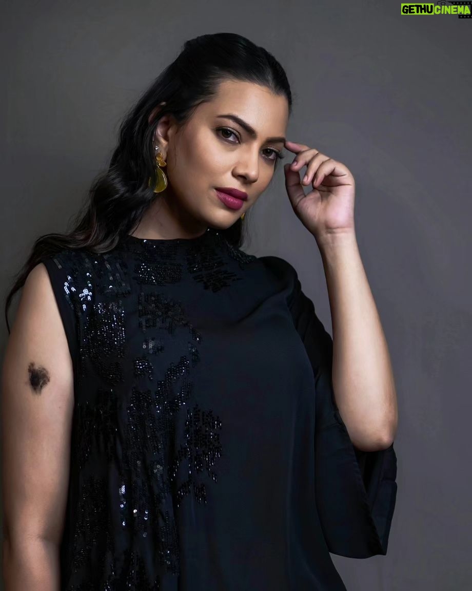 Geetha Madhuri Instagram - In frame @singergeethamadhuri Makeup hair and styling @emraanartistry @hyderabadbeautycentre @galaeyelashesartistry Outfit (top) @chiquehyderabad Outfit (skirt) @queena_designs @krithi_keerthi Photography @csk_cliks