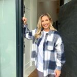 Gemma Atkinson Instagram – Excited to share my brand new @inthestyle collection launching THIS WEDNESDAY at 7pm (ad) 𝐖𝐈𝐍 𝐘𝐎𝐔𝐑 𝐅𝐀𝐕𝐄 𝐋𝐎𝐎𝐊! 🤍
The cosy Autumn season is here! 🍂
I’ve worked with the ITS team to bring you a collection of new season staples which is full of comfy styles that you can pop on this autumn! They’re perfect if you’ve got a coffee date with the girls, doing the school run or just relaxing at home watching your favourite film!🤍
We’ve included lots of versatile pieces into this range from sweats to knitted dresses to knitted jumpers to lounge sets and so much more! I love it 💫
To celebrate we’re also giving you and a mate the chance to 𝐖𝐈𝐍 𝐘𝐎𝐔𝐑 𝐅𝐀𝐕𝐄 𝐋𝐎𝐎𝐊!
For your chance to 𝐖𝐈𝐍:
1️⃣ LIKE this post
2️⃣ TAG your mate you’d share it with 👯♀️
3️⃣ Make sure you both FOLLOW @inthestyle @glouiseatkinson
Good luck! 🍂🤎 The comp winners will be announced on Wednesday before the launch at 7pm. As always, thanks for the support, and the patience with this one! I had some time off growing a human 🥰