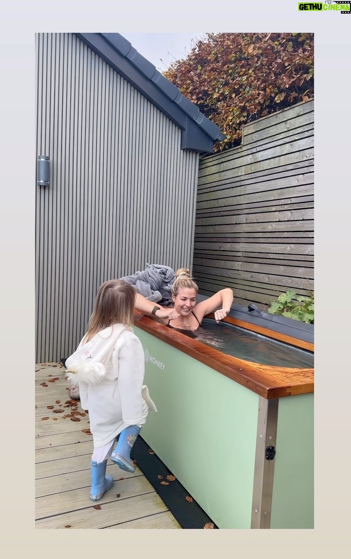 Gemma Atkinson Instagram - I used to think that parenting and self care had to be one or the other, but I’ve slowly realised it doesn’t. Involving and showing Mia some of my self care routine is only teaching her good habits, and it’s still parenting. She loves being my little cheerleader with my ice baths. There’s no better feeling for me 🥰