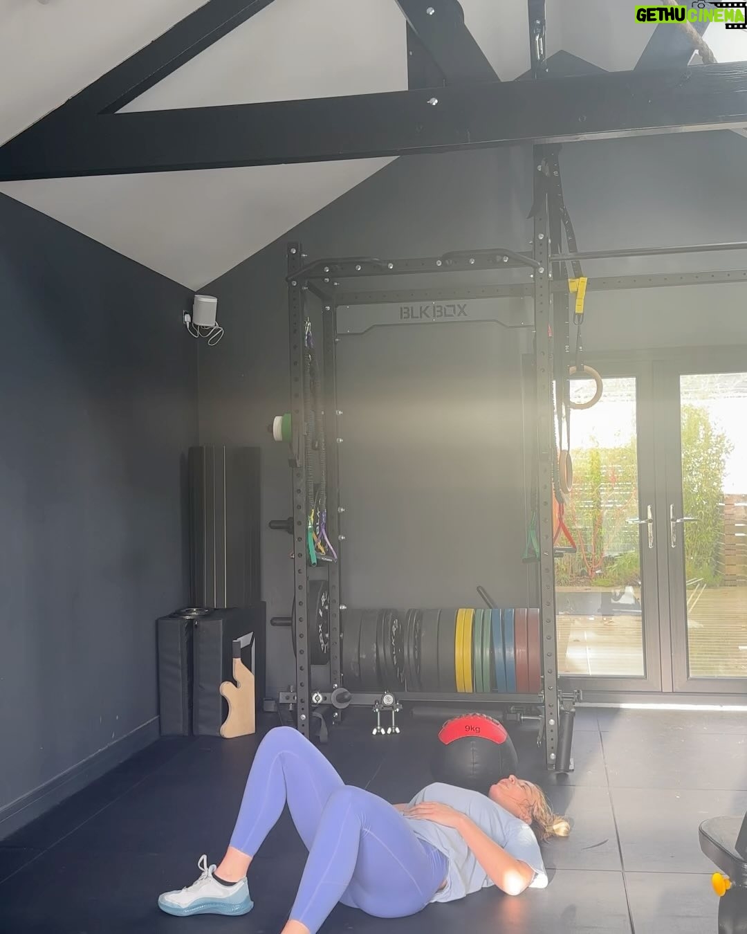 Gemma Atkinson Instagram - It’s been a long time since I’ve bought into the whole “new year new you” stuff. Today was treated like any other day for me. Tbh I think a lot of the time resolutions cause more grief anyway as most people go from all the joys of Christmas to massive restrictions in Jan which they can’t keep up with long term. In “failing” that resolution it sends people even further into feeling like crap because the first goal of the year that was set, wasn’t achieved. Getting to a place of easily being able to go from both without the cravings, guilt or restrictions is SO much better. Building a lifestyle with habits of moving regularly, eating nutritious meals as well as still enjoying nights out and the occasional blow out is how I prefer to be all year round. It keeps me sane, keeps me healthy and most importantly, keeps me away from ever feeling disappointed in myself for not sticking to something that I put on myself. Goals are great to have. I set myself them a lot when training but I keep them realistic and that’s how im able to reach them ☺️ Today I did a few light warm ups (3 sets 12 reps of each) and then randomly decided to do 10 wall balls into 10 KB swings for 10 rounds. On paper it seemed easy 😂 it wasn’t! But I did it. A few F bombs and gritted teeth got me through it. Although the last round as you can see almost didn’t get done. We’re off for an Italian with the family tonight and Mia wants to watch the worst witch later. I hope you all had a Fab New Year’s Eve and a lovely day today! Bring on 2024 ✌🏻