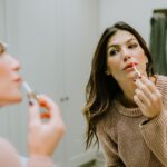 Genevieve Padalecki Instagram - Sometimes I wear makeup… ☺️ Sharing my current clean beauty routine. Head to @towwn today for a deeper dive into sustainable lip glosses 💋