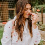 Genevieve Padalecki Instagram - Garden update… I found some keepers. 🥕🤣 Head over to @towwn to see what’s in season and check out my story today for some organic gardening tips 🌱