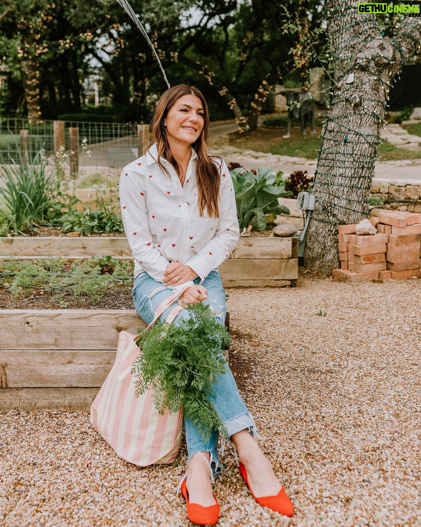 Genevieve Padalecki Instagram - Garden update… I found some keepers. 🥕🤣 Head over to @towwn to see what’s in season and check out my story today for some organic gardening tips 🌱