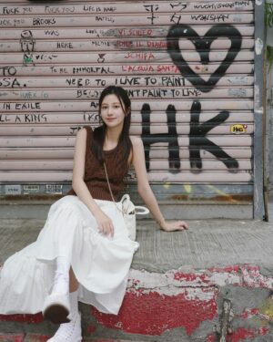 Genie Chen Instagram - HK ♡♡
奶茶、菠蘿油、甜甜圈，想著想著肚子又餓了 

outfit by @GEENI_OFFICIAL