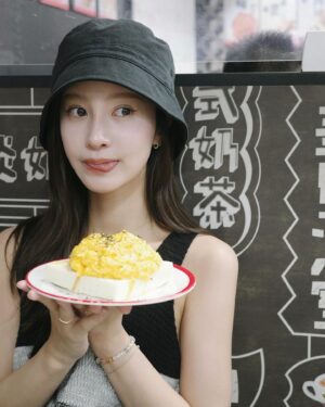 Genie Chen Instagram - ⠀⠀⠀⠀⠀⠀⠀⠀⠀⠀⠀⠀
對香港的記憶停留在十歲的時候
這次旅遊發現跟記憶裡的不太一樣
可能跟著家人遊玩與自己去探險的感受相差甚遠
嚐了好多想吃的食物
從熱鬧的小巷到繁華的市區

好奇寶寶的旅遊日記又增添一筆 ✏️