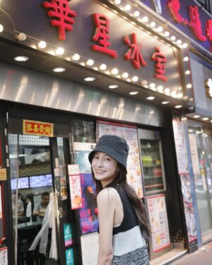 Genie Chen Instagram - ⠀⠀⠀⠀⠀⠀⠀⠀⠀⠀⠀⠀
對香港的記憶停留在十歲的時候
這次旅遊發現跟記憶裡的不太一樣
可能跟著家人遊玩與自己去探險的感受相差甚遠
嚐了好多想吃的食物
從熱鬧的小巷到繁華的市區

好奇寶寶的旅遊日記又增添一筆 ✏️