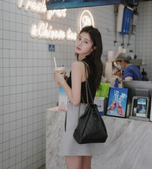 Genie Chen Instagram - 忙到忘記發文的最近
終於可以穿著新品出遊 (͒ ⓿ᴥ⓿ )͒ 

(一抵達先用麻辣毛肚慰勞自己)

@GEENI_OFFICIAL 今日新品上架 ☁️