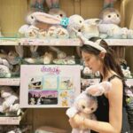 Genie Chen Instagram - 來香港的最終目的 … 💭 到迪士尼補貨史黛拉兔 !! 儘管家裡已經有兩大櫃的兔子 但還是出新款就想蒐集的史黛拉瘋狂粉 🙂‍↔️