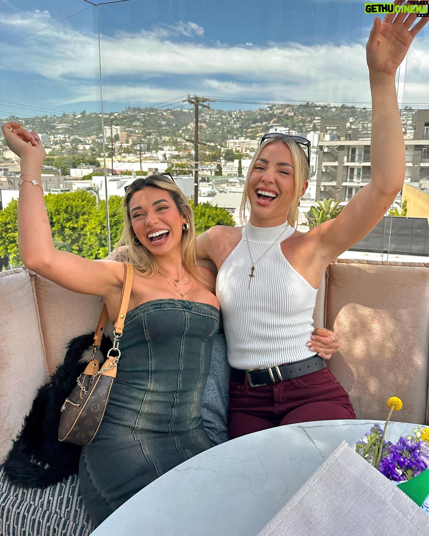 Georgia Hassarati Instagram - I meannn I @guess