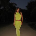 Georgia Hassarati Instagram - Fiji festival ready with @prettylittlething 🌴