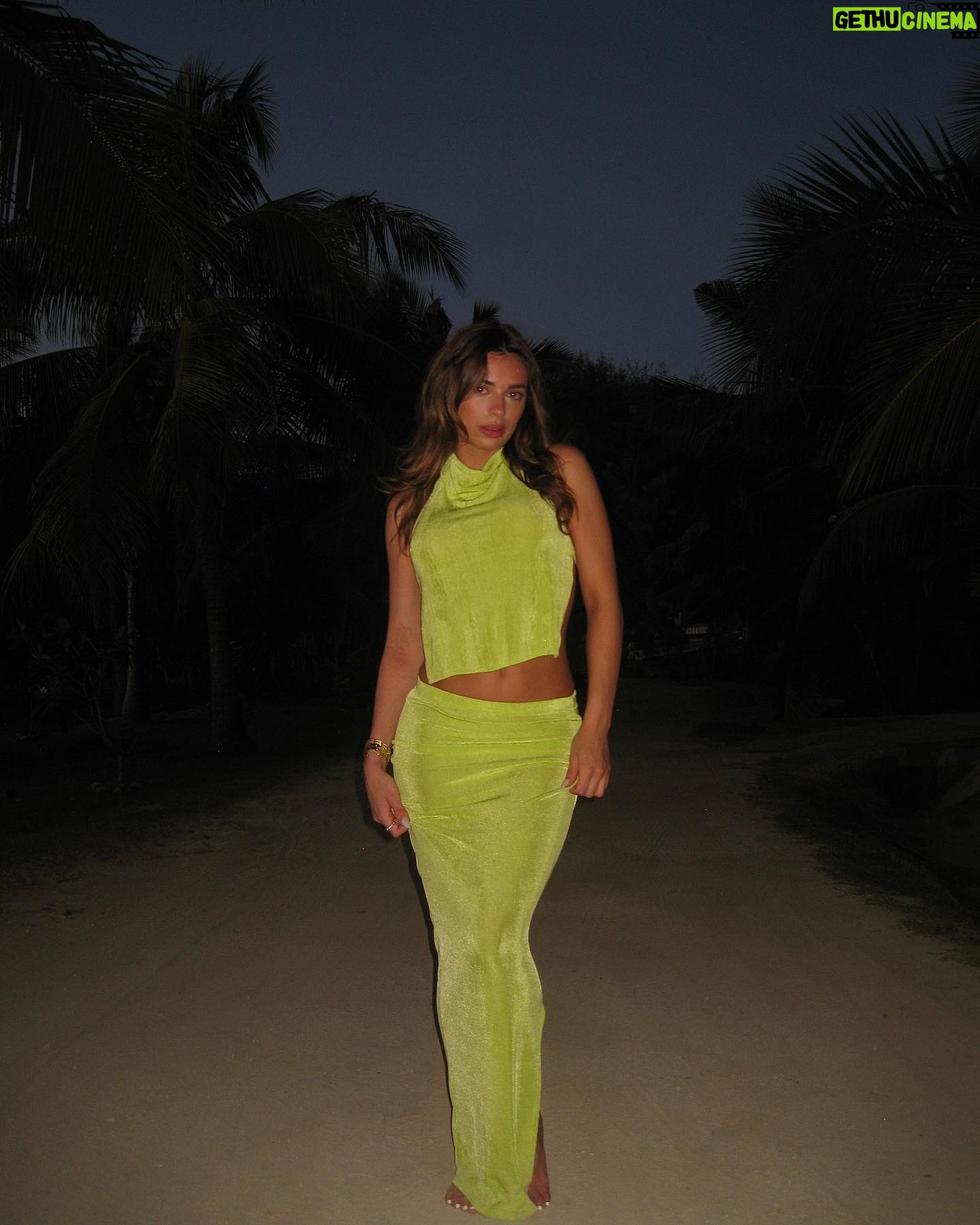 Georgia Hassarati Instagram - Fiji festival ready with @prettylittlething 🌴