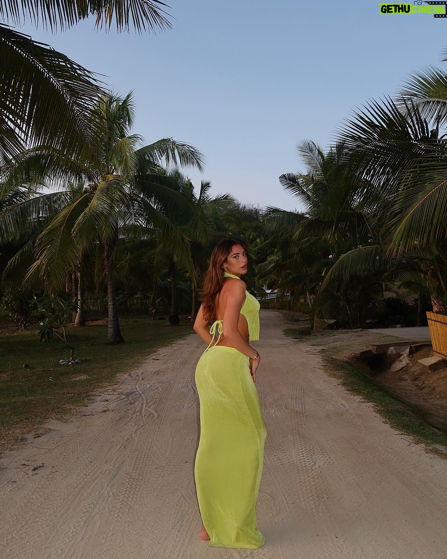 Georgia Hassarati Instagram - Fiji festival ready with @prettylittlething 🌴