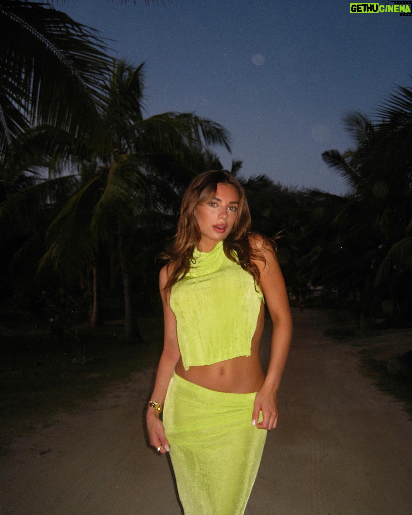 Georgia Hassarati Instagram - Fiji festival ready with @prettylittlething 🌴