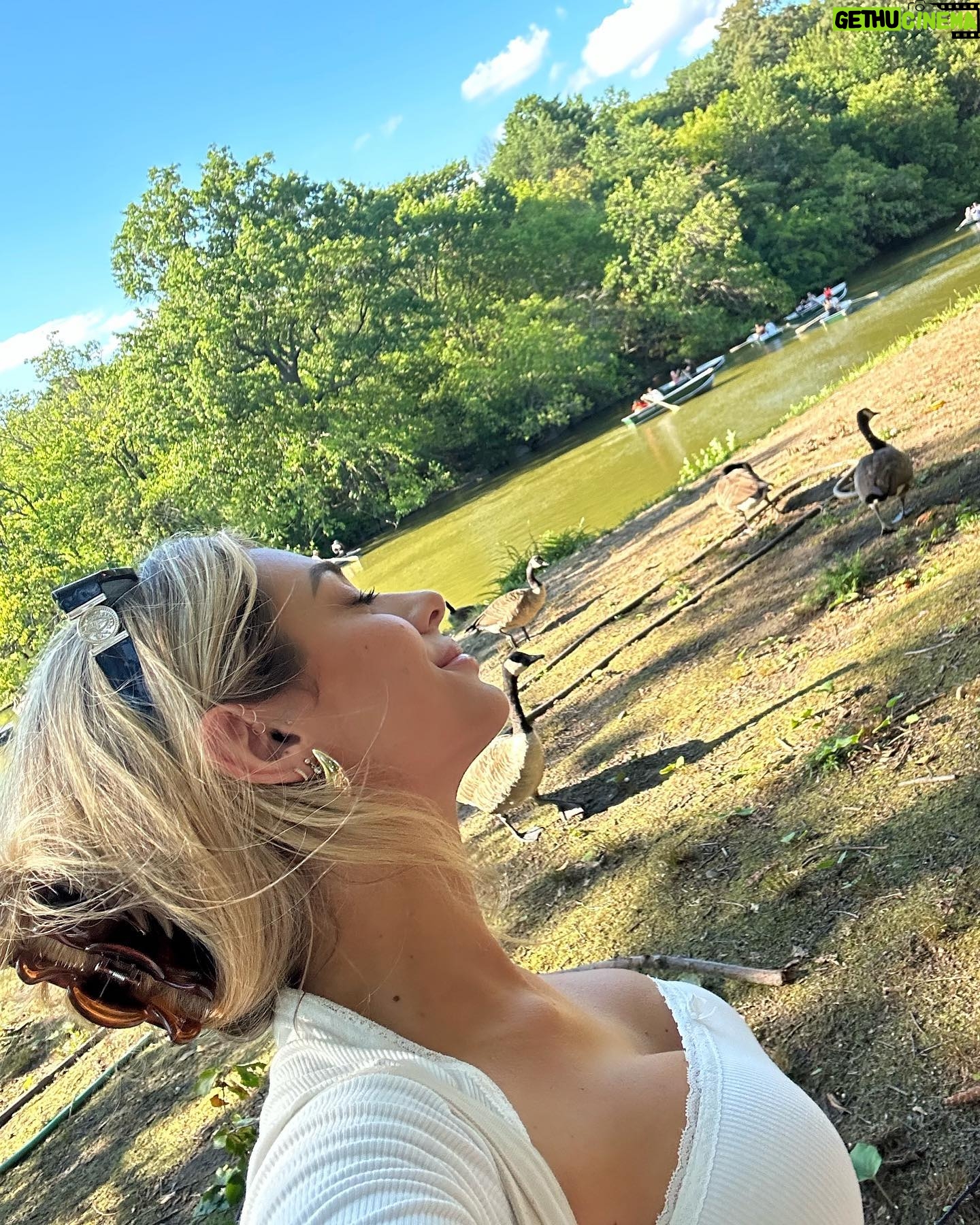 Georgia Hassarati Instagram - if I get reincarnated pls let me come back as a squirrel that lives in Central Park because it’s the happiest place on earth 🐿️