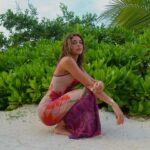 Georgia Hassarati Instagram - only 13.5% of Americans can squat like this