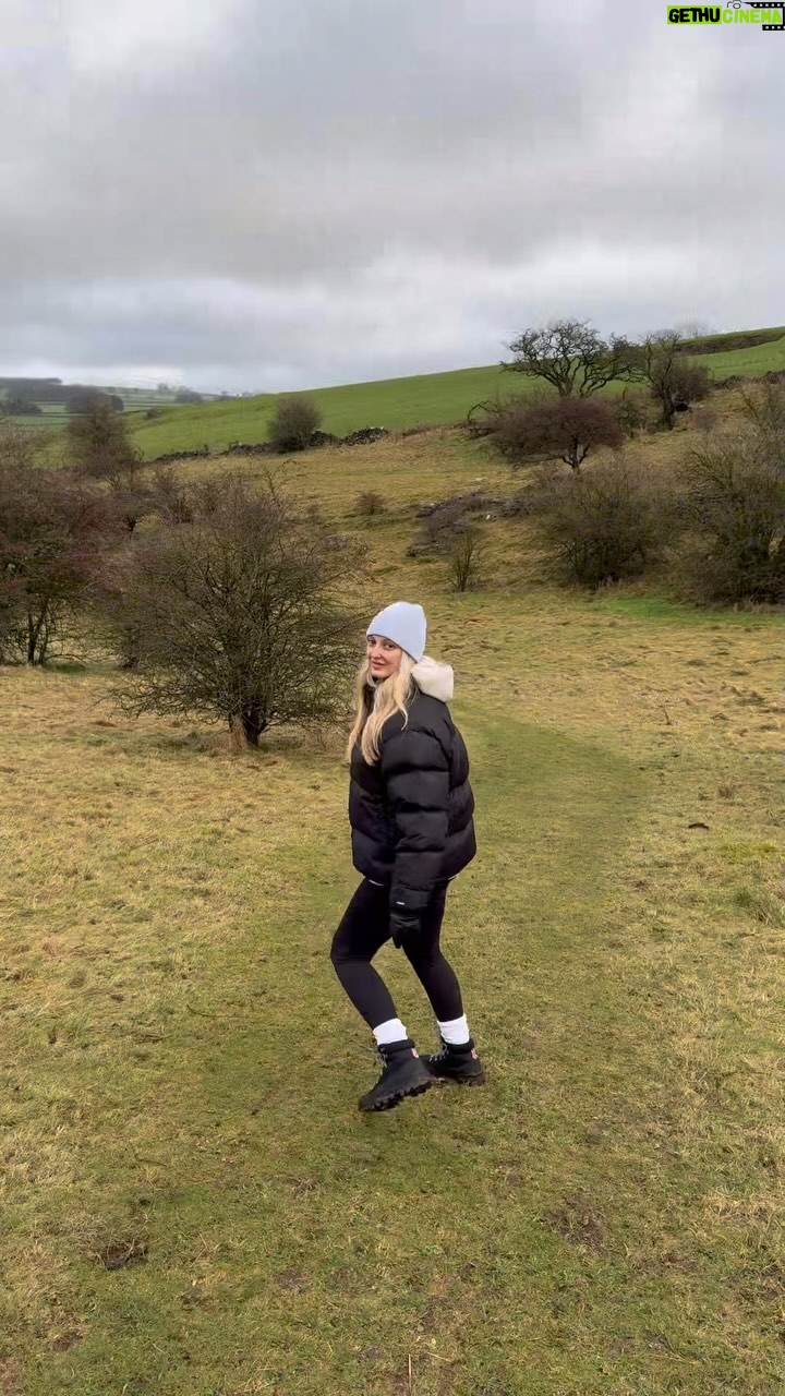 Georgia Hirst Instagram - This is your sign to rent a cottage in the middle of the English countryside.. 🍃 @lotuscars