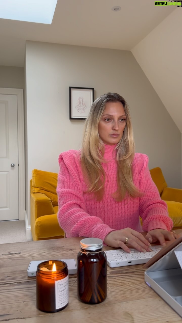 Georgia Hirst Instagram - #AD Home for the holidays and creating my own personal workspace in my parentsโ house with the Logitech Casa Pop-Up Desk! ๐๐ก๐ผ Check out how I set up my aesthetic and functional modular workspace that can be popped up and packed away in seconds. Thanks to @Logitech, Iโm bringing style and productivity home this Christmas! If you are still looking for a last-minute gift, or have been gifted a laptop for Christmas, the Casa Pop-Up Desk is the perfect option for any of your work-from-home pals or family members! Available at John Lewis and Logitech.com ๐ป๐ #LogitechCasa #CasaChristmas