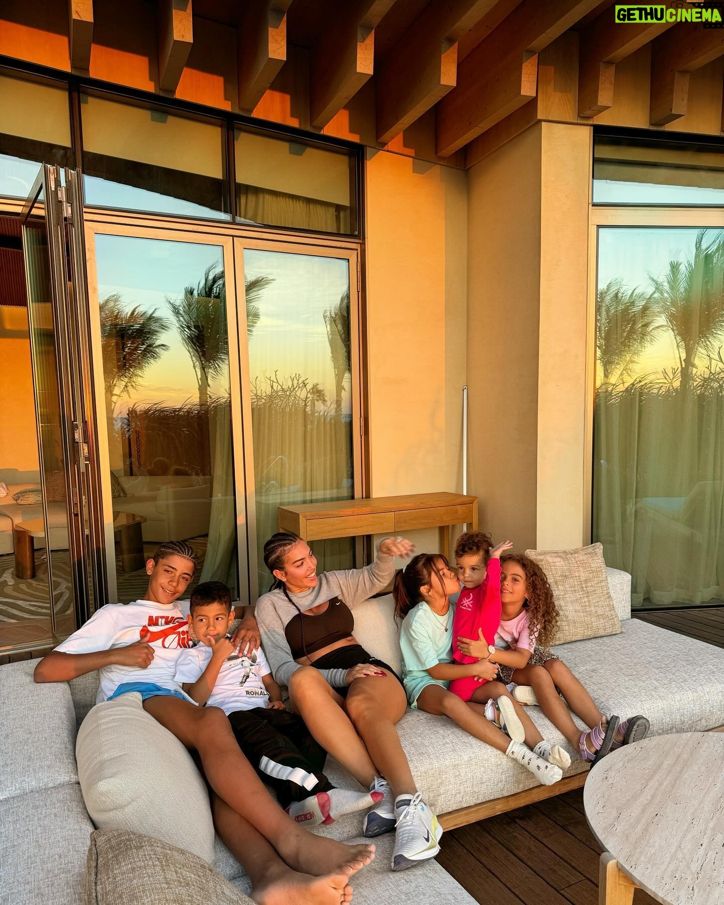 Georgina Rodríguez Instagram - 🌅🧡🌴👩👧👦