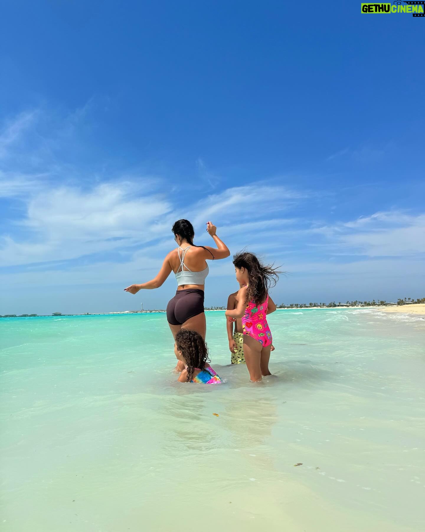 Georgina Rodríguez Instagram - 🌅🧡🌴👩👧👦