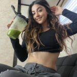 Geraldine Galvan Instagram – 💚Receta de mi JUGO VERDE  para que mañana empiecen la semana increíble y con toooodo💚 yo me lo tomo en ayunas 
1 puño de espinacas 💚
4 pedacitos de piña 🍍 
3 rodajas de pepino 🥒 
1/2 nopal o 1 cuadrito de aloe 🌵
1 apio 💚
1 pedacito de jengibre 🫚 
2 hojas de menta 🍃
1 pedacito de chayote 💚
Agua de coco 🥥