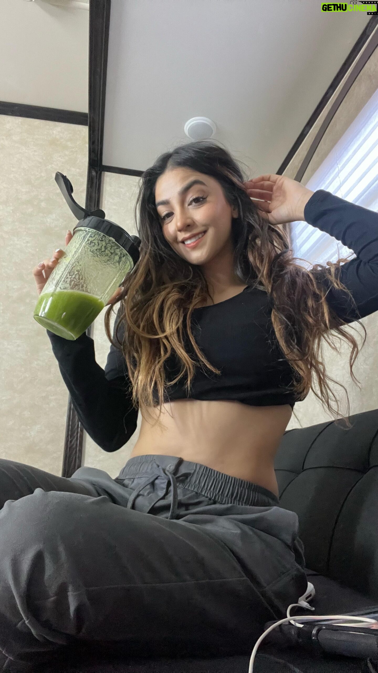 Geraldine Galvan Instagram - 💚Receta de mi JUGO VERDE para que mañana empiecen la semana increíble y con toooodo💚 yo me lo tomo en ayunas 1 puño de espinacas 💚 4 pedacitos de piña 🍍 3 rodajas de pepino 🥒 1/2 nopal o 1 cuadrito de aloe 🌵 1 apio 💚 1 pedacito de jengibre 🫚 2 hojas de menta 🍃 1 pedacito de chayote 💚 Agua de coco 🥥