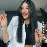 Geraldine Galvan Instagram – Un peinado sencillo pero cool🙈🤍

Me preguntan mucho como me hago mis mini trencitas…. en la página de @allthingshairmex me dan muchísimas ideas de peinados y cómo cuidar mi cabello ♥️
#BeYourHair