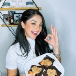 Geraldine Galvan Instagram - Salmon Rice version ❤️SAN VALENTÍN❤️ Ingredientes : 💕Arroz pre cosido 🍚 💕Salmón 🍣 💕Salsa soya 💕Mayonesa 💕1/2 limón 🍋 💕Alga 🍙 💕Ajo picado 🧄 💕Pimienta 💕Sal 💕Chipotle o sriracha 💕Moldes en forma de ❤️ 💕Palillos 🥢