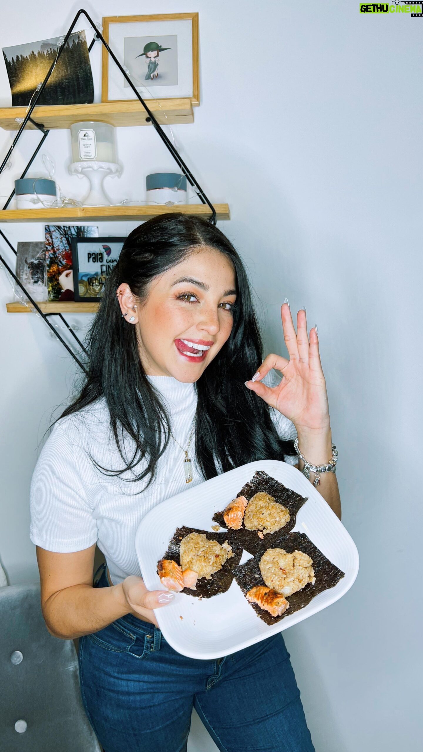 Geraldine Galvan Instagram - Salmon Rice version ❤️SAN VALENTÍN❤️ Ingredientes : 💕Arroz pre cosido 🍚 💕Salmón 🍣 💕Salsa soya 💕Mayonesa 💕1/2 limón 🍋 💕Alga 🍙 💕Ajo picado 🧄 💕Pimienta 💕Sal 💕Chipotle o sriracha 💕Moldes en forma de ❤️ 💕Palillos 🥢