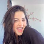 Geraldine Galvan Instagram – 💕GRWM 💕
Vamos a arreglarnos con un look muy natural para grabar unos castings y vamos a probar la nueva máscara de benefit  BAD gal BANG! 🎬