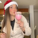 Geraldine Galvan Instagram – Cocktail NAVIDEÑO 🍹🎄🤶🏼🎅🏻 
INGREDIENTES:
Hielo 🧊 
Leche de coco 🥥 
Leche condensada 🥛 
Azúcar roja o colorante vegetal ❤️ 
Tequila 🍾
Coco rallado 🥥
Bastón navideño