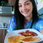 Geraldine Galvan Instagram - 🥞Desayuno delicioso y sin taaanta culpa 🥞 Ingredientes: -3 huevos 🥚 -1/4 de taza de leche de coco 🥥 -1 cucharadita de vainilla -1 cucharada de aceite de coco derretido 🥥 -2 cucharadas de miel maple 🍯🍁orgánica o 1 cucharadita de stevia -1/4 de taza de harina de coco 🥥 o almendra -1/2 cucharadita de polvo para hornear