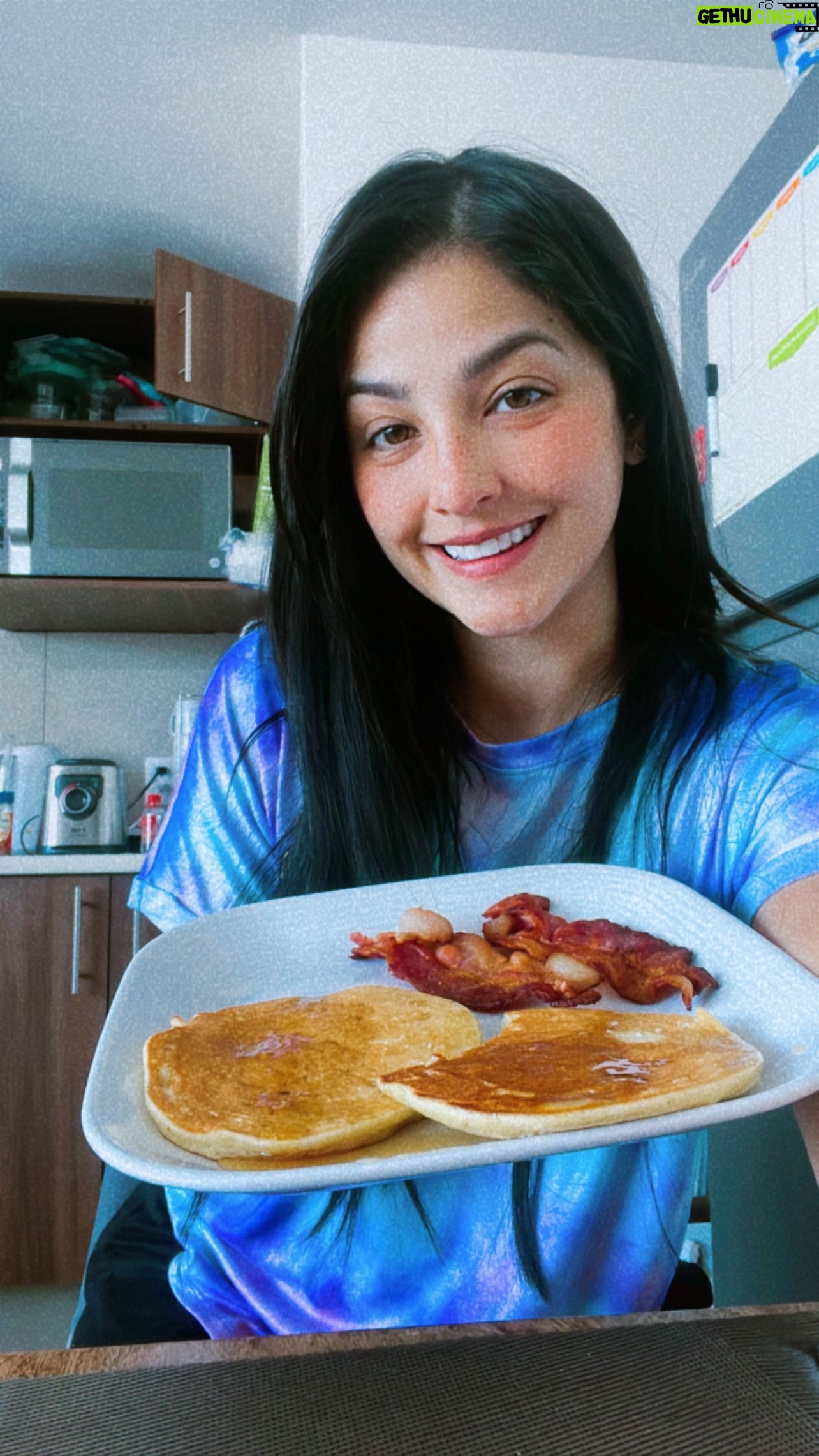 Geraldine Galvan Instagram - 🥞Desayuno delicioso y sin taaanta culpa 🥞 Ingredientes: -3 huevos 🥚 -1/4 de taza de leche de coco 🥥 -1 cucharadita de vainilla -1 cucharada de aceite de coco derretido 🥥 -2 cucharadas de miel maple 🍯🍁orgánica o 1 cucharadita de stevia -1/4 de taza de harina de coco 🥥 o almendra -1/2 cucharadita de polvo para hornear