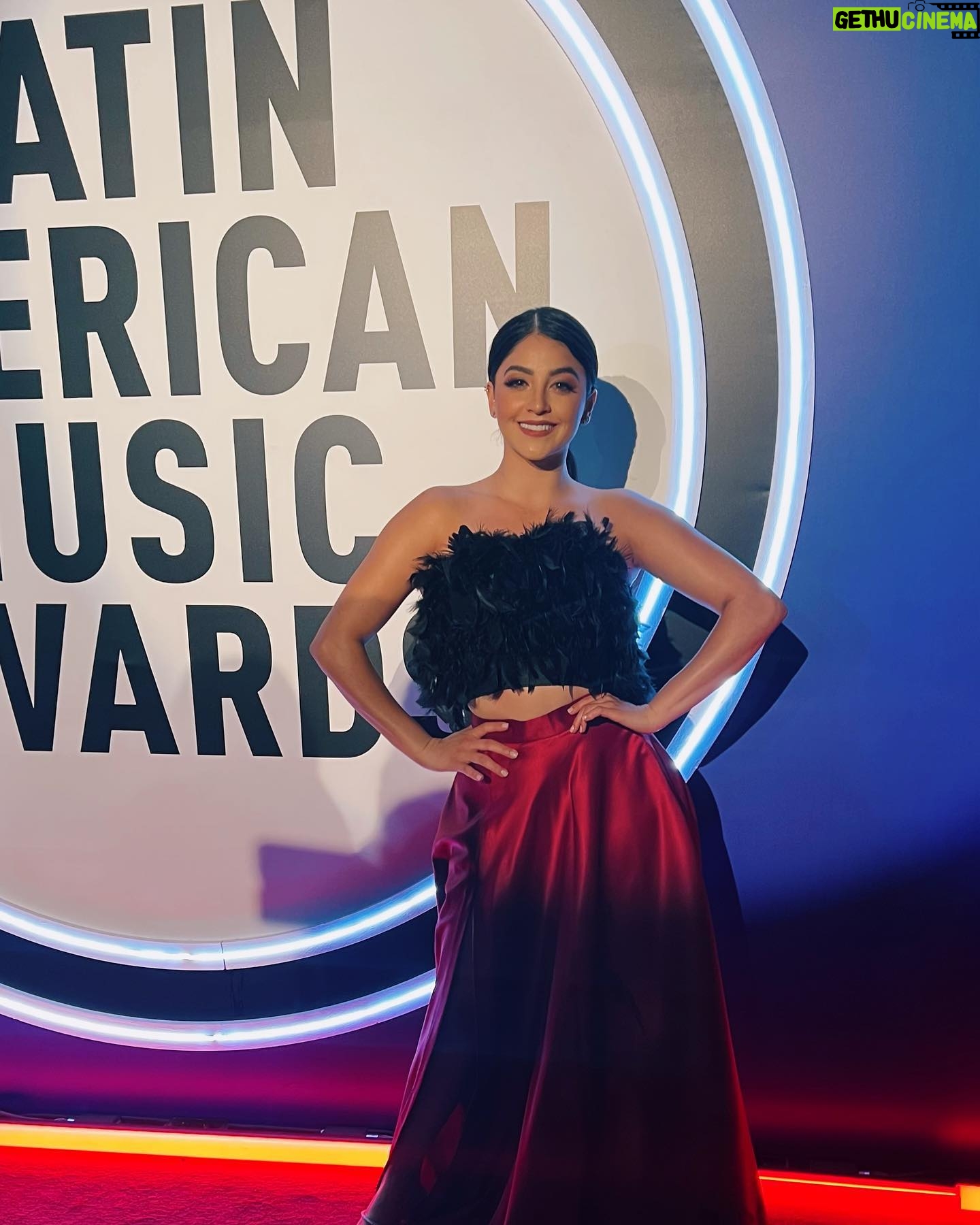 Geraldine Galvan Instagram - Conduciendo la alfombra de los Latin American Music Awards #latinamas