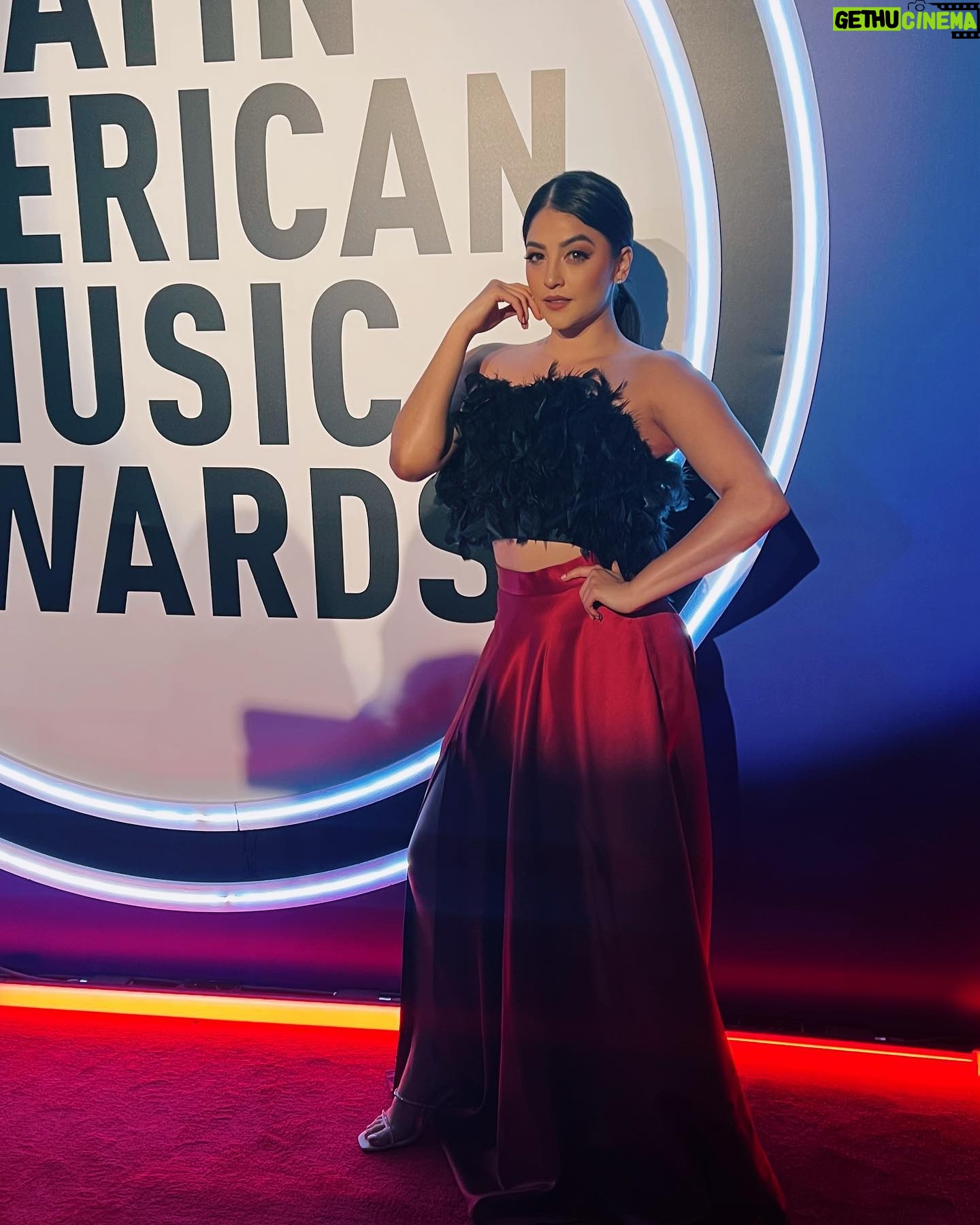 Geraldine Galvan Instagram - Conduciendo la alfombra de los Latin American Music Awards #latinamas