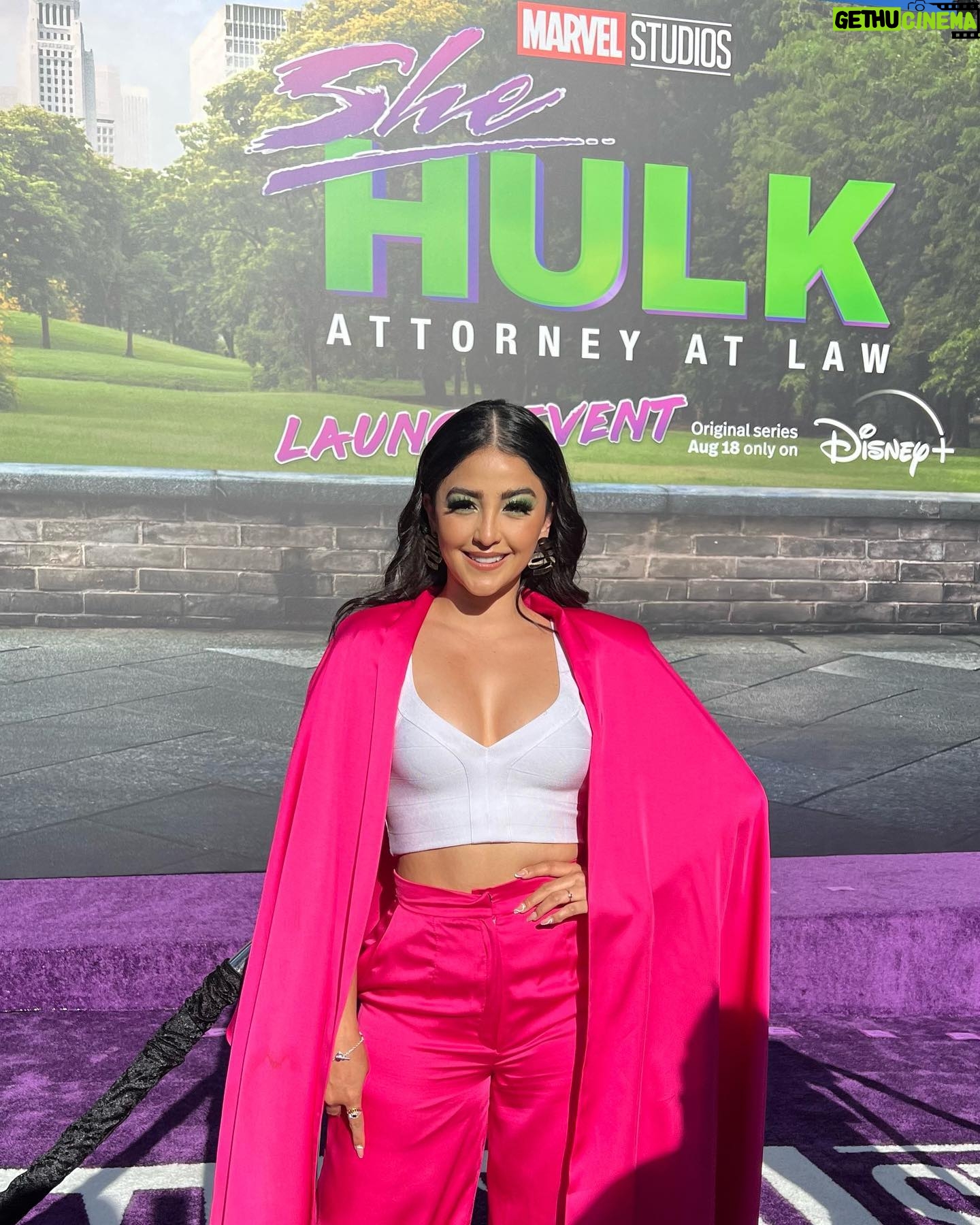 Geraldine Galvan Instagram - Los sueños se hacen realidad 💜🎬💚 Hoy viví un sueño en la premiere de #SheHulk en Hollywood, no saben la emoción tan grande de estar ahí y las vibras tan mágicas que sentí todo el tiempo . Es una serie increíble que supera todo y que nos hace sentir que las mujeres somos imparables Gracias @disneyplusla y @marvellatam por la invitación y por regalarme esta experiencia tan única 💫 @markruffalo te admiro demasiado y me llevo de ti tu gran calidad humana ! ✨RP @sd.talent ✨