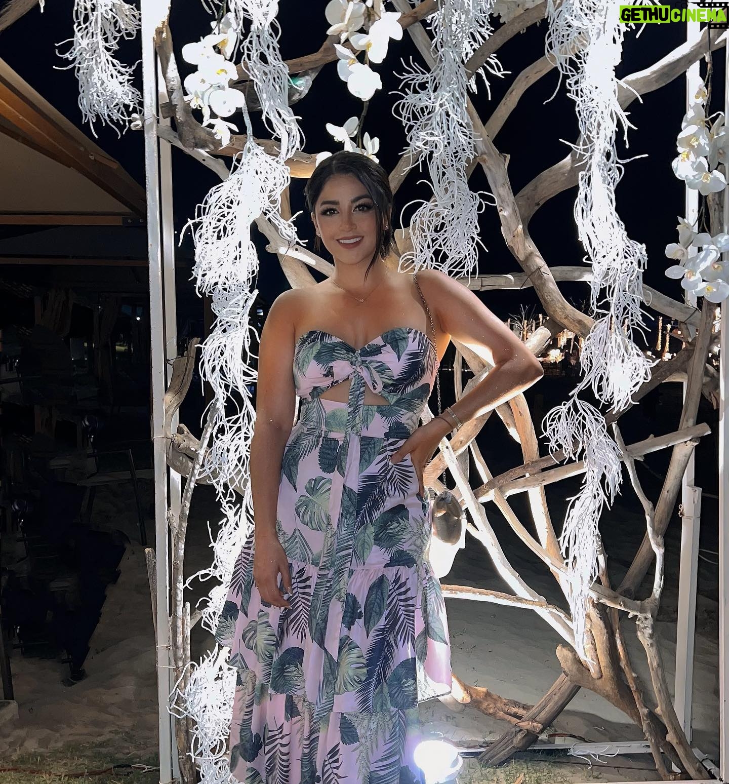 Geraldine Galvan Instagram - Foto dump 🤍Wedding Time 🤍. 1-un fin de semana increíble celebrando el amor de 2 personas que se aman, que amamos y nos encanta verlos juntos festejando tanto amor. 2-si! Somos LAS MARYS de AmyLa Niña de la mochila azul y seguimos siendo hermanas . 3- fui testigo no solo de su amor si no que firme como testigo oficial !! 🥳. 4- gane un hermanito que amamos con el alma @jorgeluis.hc07 . 5- a @nicoledurazo se le olvidó decirme que era testigo y me dijo que era sorpresa ☺️. 6- no puedo creer que no no tomamos una foto decente con los novios ☹️.