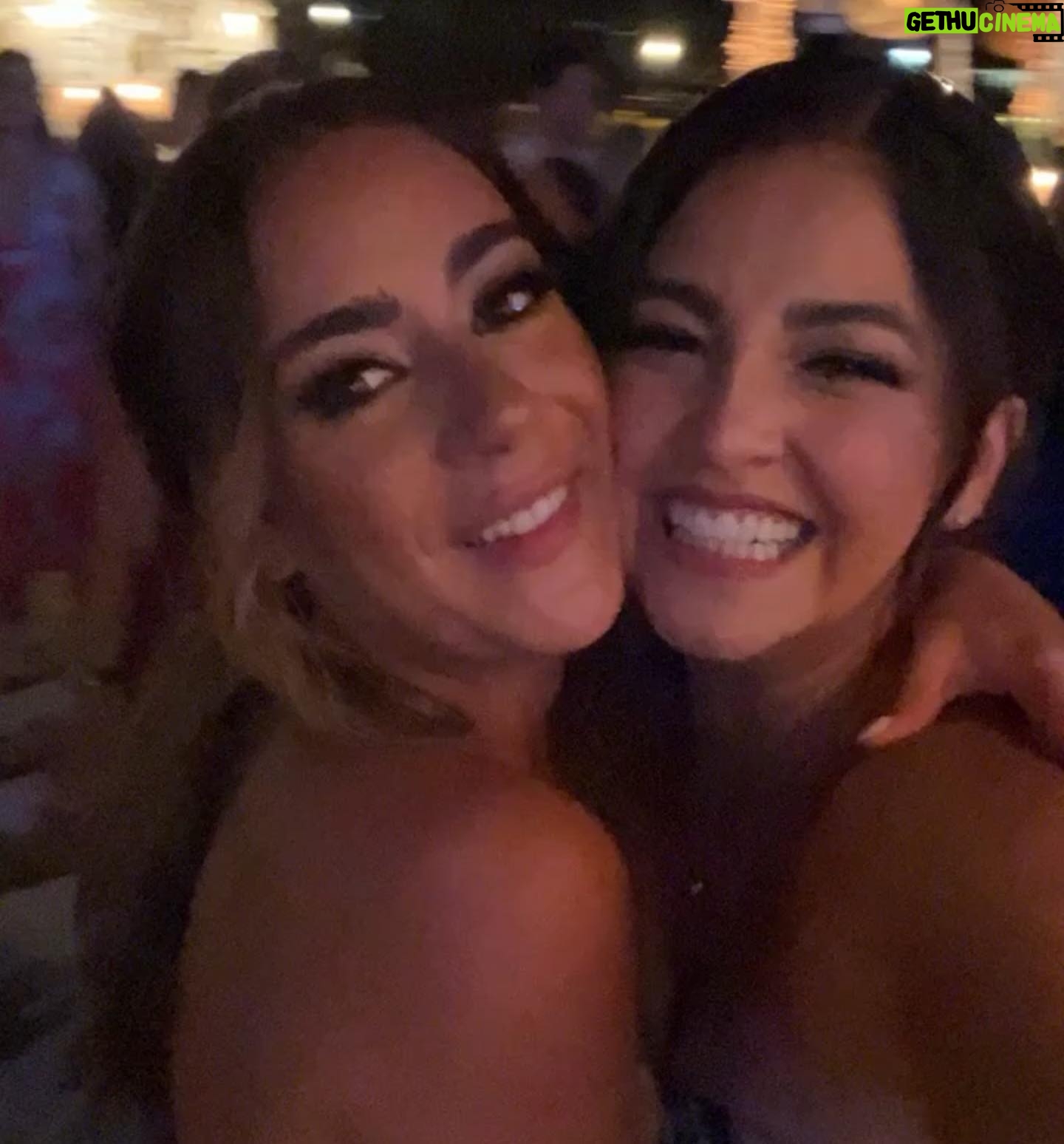 Geraldine Galvan Instagram - Foto dump 🤍Wedding Time 🤍. 1-un fin de semana increíble celebrando el amor de 2 personas que se aman, que amamos y nos encanta verlos juntos festejando tanto amor. 2-si! Somos LAS MARYS de AmyLa Niña de la mochila azul y seguimos siendo hermanas . 3- fui testigo no solo de su amor si no que firme como testigo oficial !! 🥳. 4- gane un hermanito que amamos con el alma @jorgeluis.hc07 . 5- a @nicoledurazo se le olvidó decirme que era testigo y me dijo que era sorpresa ☺️. 6- no puedo creer que no no tomamos una foto decente con los novios ☹️.