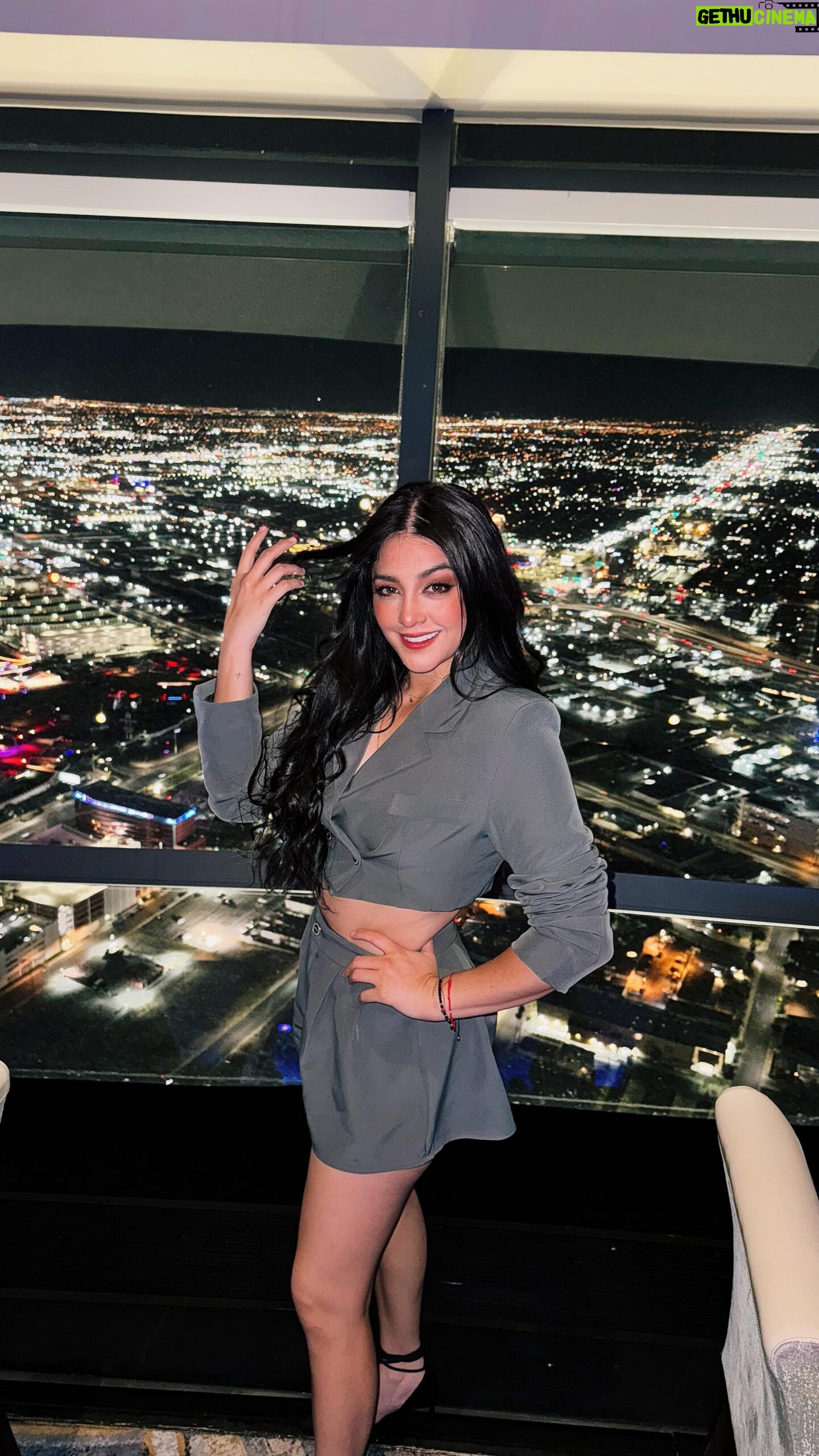 Geraldine Galvan Instagram - Nos aventamos del edificio MÁS ALTO de Las Vegas en @stratvegas 😱🤯🎲 @shaula.ponce @alexg.correa @bbyregi